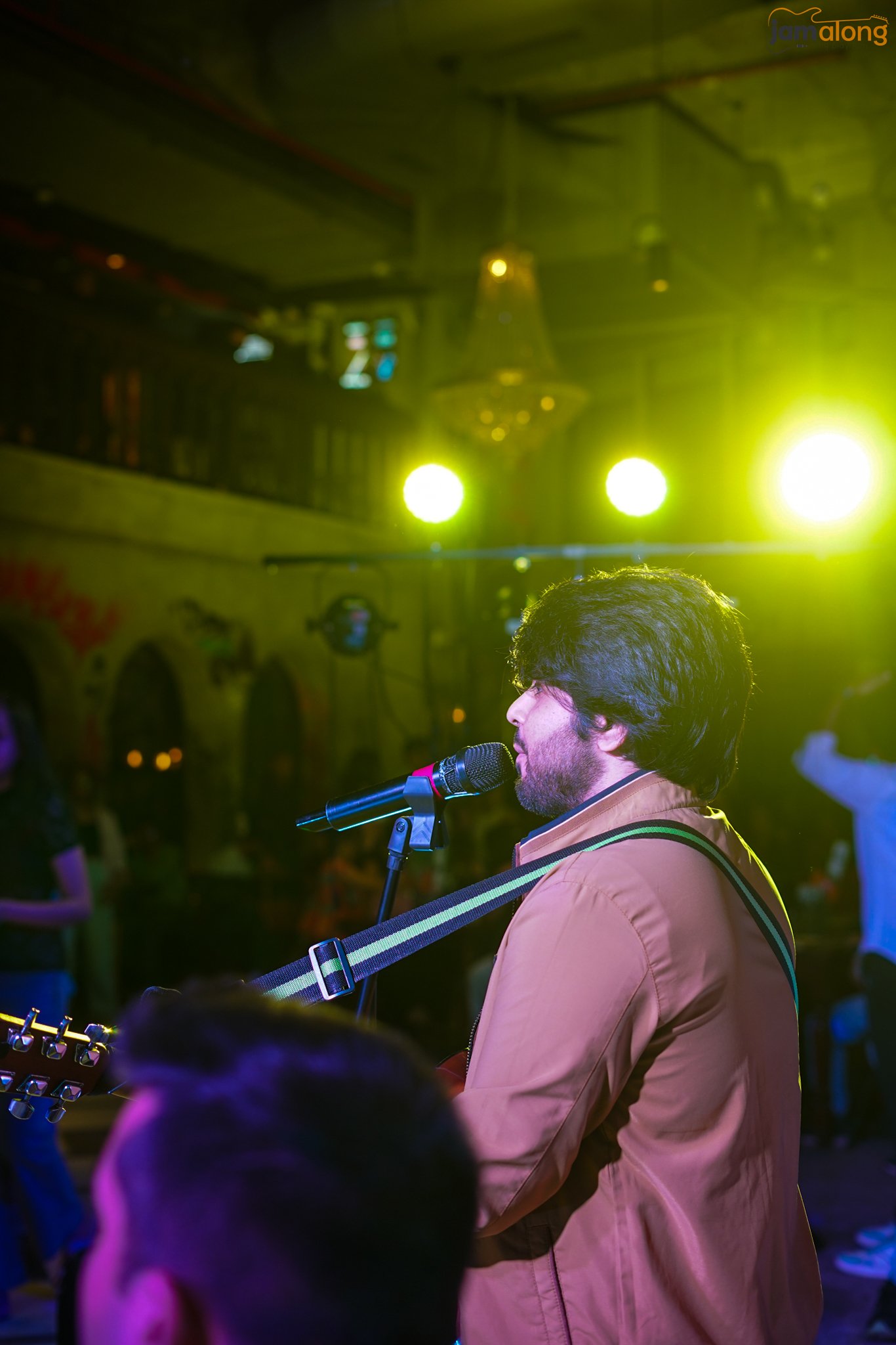 Acoustic duet in an intimate space